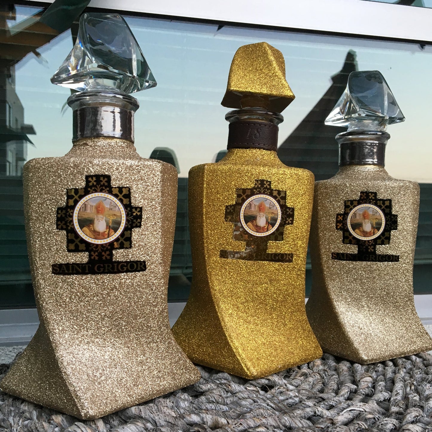 SAINT GRIGOR BRANDY ARMENIA 18YR W/ GLITTER DESIGN 750ML Spirits