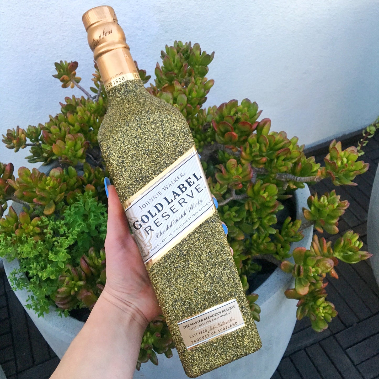 JOHNNIE WALKER SCOTCH BLENDED GOLD LABEL RESERVE W/ GLITTER DESIGN 750ML
